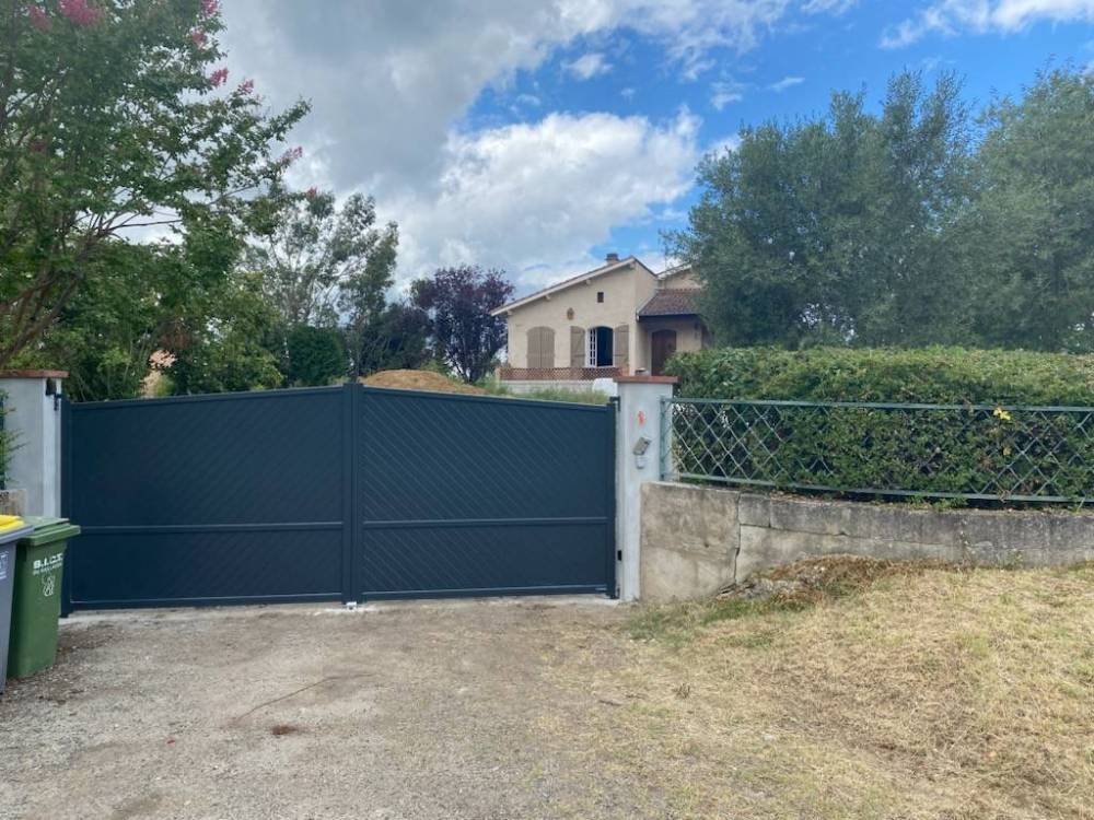 Installation d’un portail électrique en aluminium sur mesure à Montastruc-la-Conseillère avec motorisation Somfy et visiophone connecté