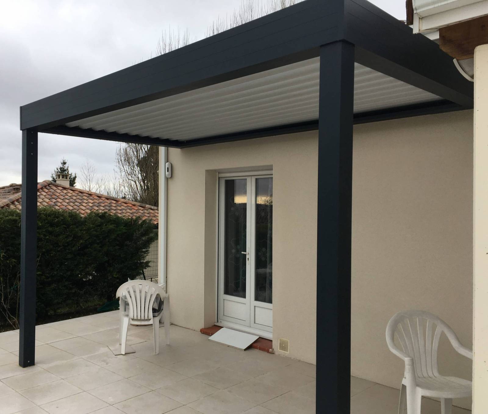 Installation de pergola bioclimatique sur mesure en aluminium à Bessières près de Toulouse : Lames orientables, structure thermolaquée, protection solaire haut de gamme