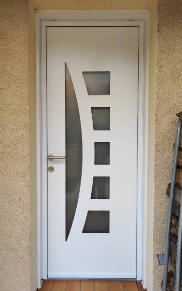 Fabrication et pose de porte d’entrée en aluminium sur mesure avec vitrage décoratif à Blagnac au nord de Toulouse