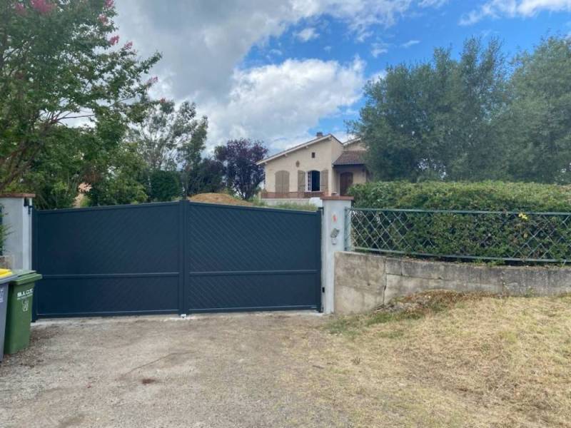 Installation d’un portail électrique en aluminium sur mesure à Montastruc-la-Conseillère avec motorisation Somfy et visiophone connecté